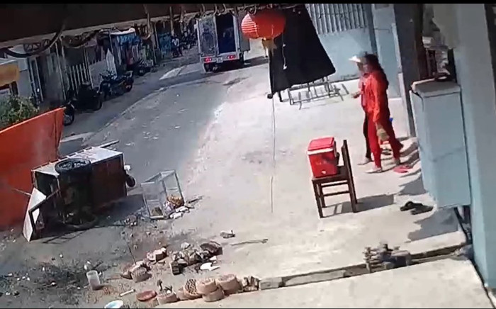 Clip: Chỉ một hành động bất cẩn của tài xế mà cả xe hàng rong đổ bể chỉ trong tích tắc Ảnh 2