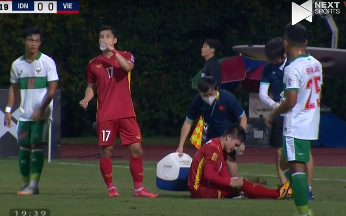 Cầu thủ Indonesia đá rắn với Quang Hải, thầy Park phẫn nộ ngoài sân Ảnh 2