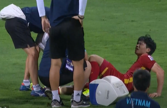 Công Phượng bị đau sau tình huống va chạm với chầu thủ Indonesia cuối hiệp một.