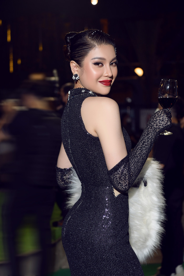 Lily Chen hoá 'tiên hắc ám', đẹp kiêu sa trong đêm tiệc thời trang Ảnh 12