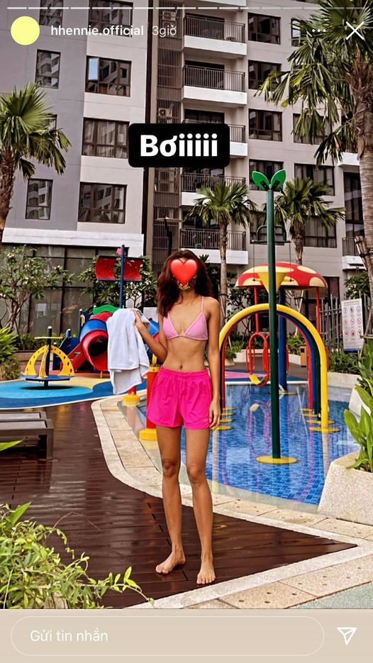 H'Hen Niê khoe ảnh giấu mặt ở hồ bơi nhưng cơ bụng chuẩn đét mới hút trọn chú ý.
