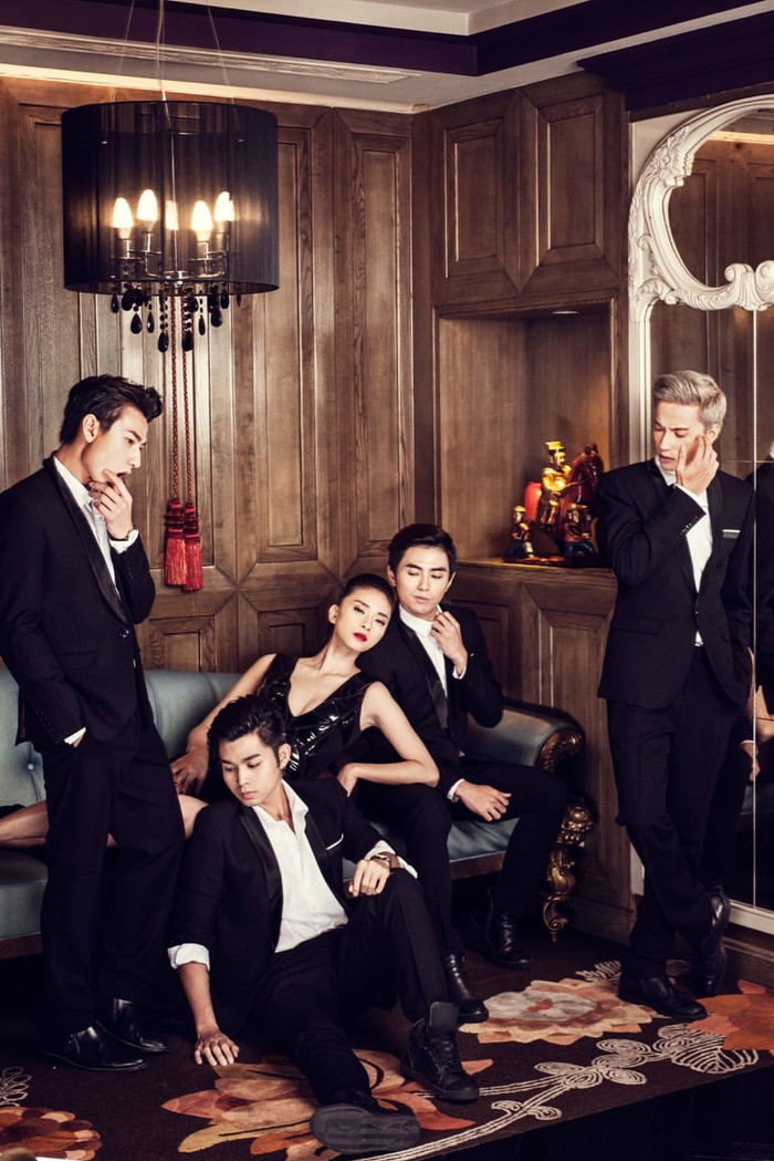 'Pose dáng lâu quá mà photo không chụp nên anh Tài mỏi miệng còn anh Ti ngứa ở trán'.