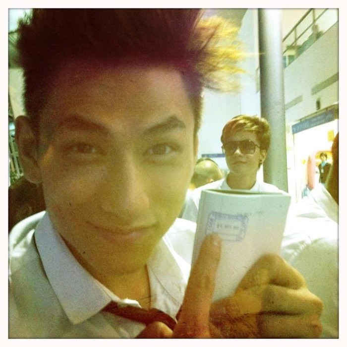 'Chuyến công tác xuất ngoại đầu tiên. ST luôn đẹp trai và thời trang trong mọi hoàn cảnh nha'.