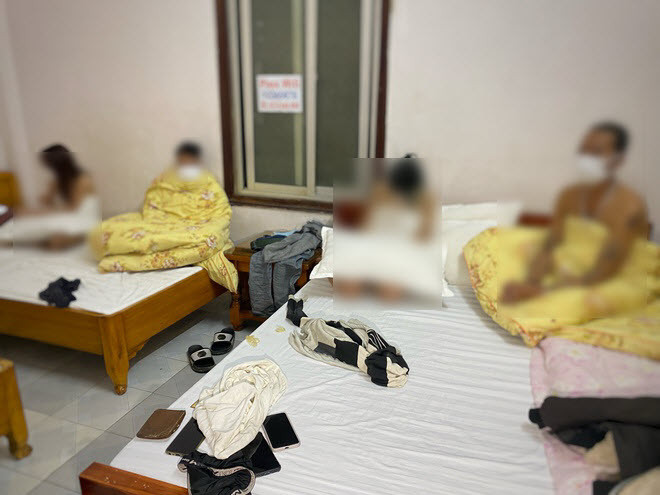 Hai cặp đôi có hành vi mua, bán dâm tập thể trong cùng 1 phòng nghỉ bị phát hiện. Ảnh: Dân Việt 