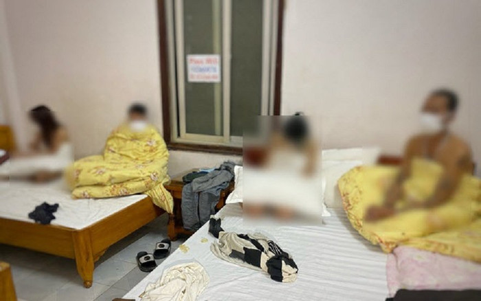 2 cặp đôi bị bắt quả tang 'hành sự' tập thể trong nhà nghỉ, làm lộ đường dây môi giới mua bán dâm Ảnh 2