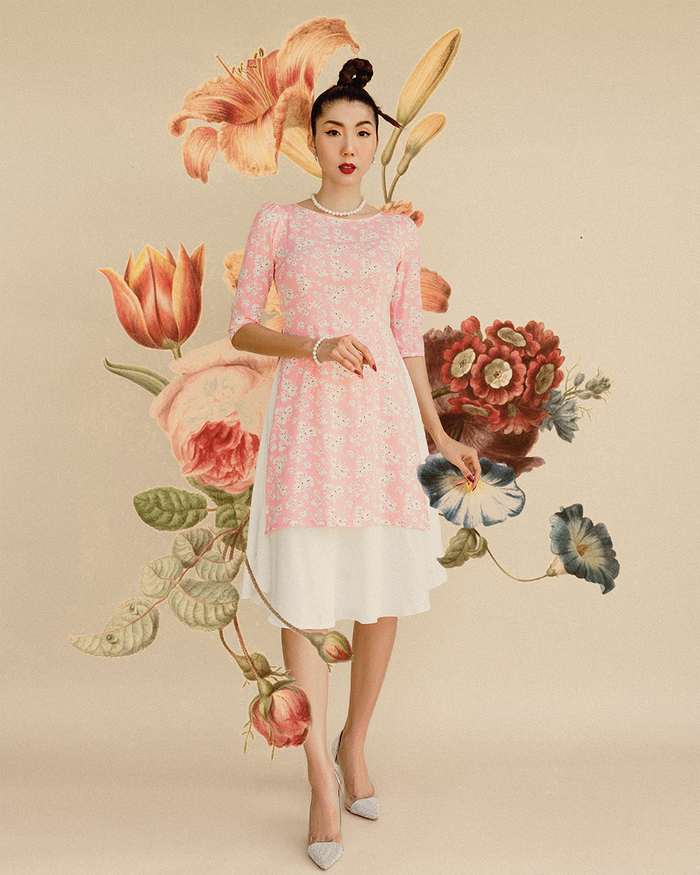 Khi phối với chân váy, cựu người mẫu rút ngắn tà áo sao cho độ dài phù hợp. Cô chọn các màu rực rỡ, mang không khí ngày xuân như hồng, vàng, đỏ, xanh và hoa nhí để thể hiện bộ sưu tập của mình. 