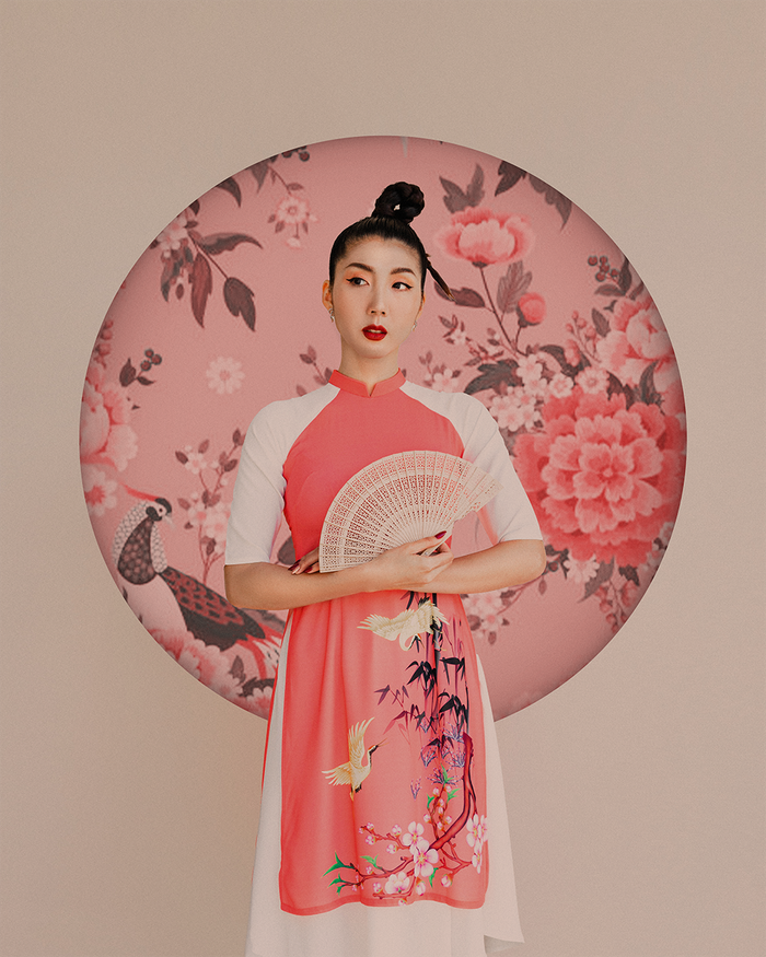 Dịp này, Ngọc Quyên hướng đến sự tinh tế khi lựa chọn chất liệu tôn dáng, hình in lấy cảm hứng từ những bức tranh dân gian và cách cắt may tỉ mỉ.