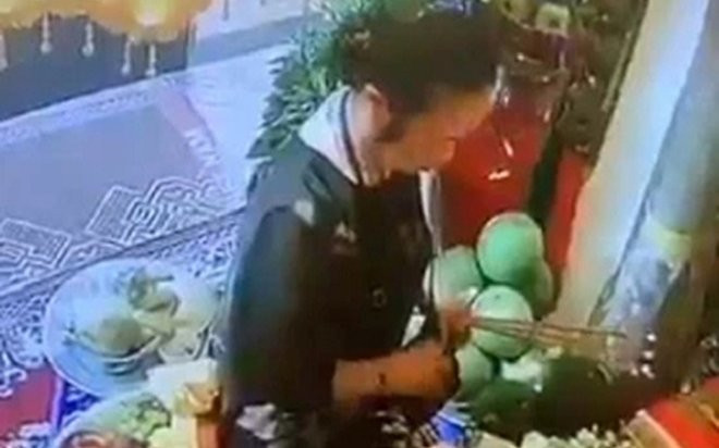 Clip: Người phụ nữ đến chùa cúng bái, 'bàn tay hư' lại táy máy vào khay đồ lễ khiến ai cũng ngán ngẩm Ảnh 2