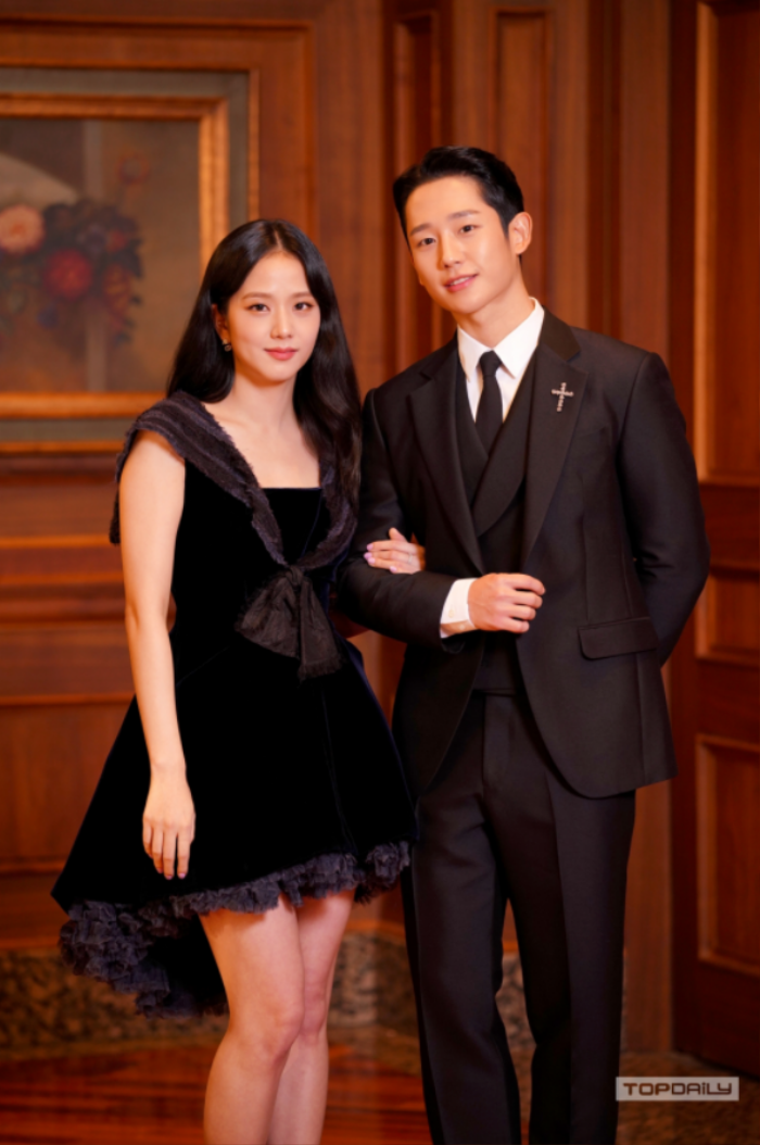 'Hoàng tử' Jung Hae In lịch lãm bên quý cô Jisoo trong họp báo 'Snowdrop' Ảnh 1