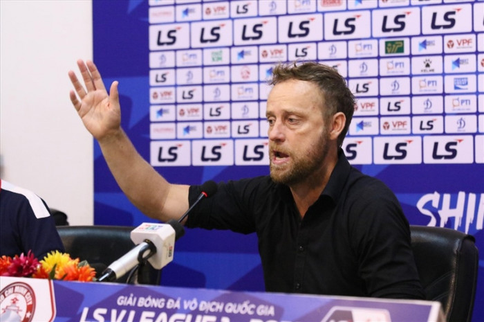 HLV Mano Polking sớm đưa tuyển Thái Lan vào bán kết AFF Cup 2020.