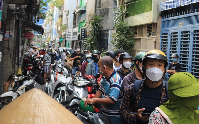 'Đại chiến' bánh mì Sài Gòn: Bà Huynh tạm đóng cửa, phía Huỳnh Hoa vẫn có hàng khách dài xếp hàng đợi mua Ảnh 2