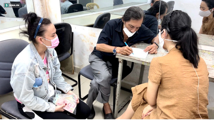 Thương Tín cũng đã chính thức nhận lại số tiền 244 triệu đồng đóng bảo hiểm cho con gái mà nghệ sĩ Trịnh Kim Chi từng hỗ trợ giữ trước đó. (Ảnh: Soha)