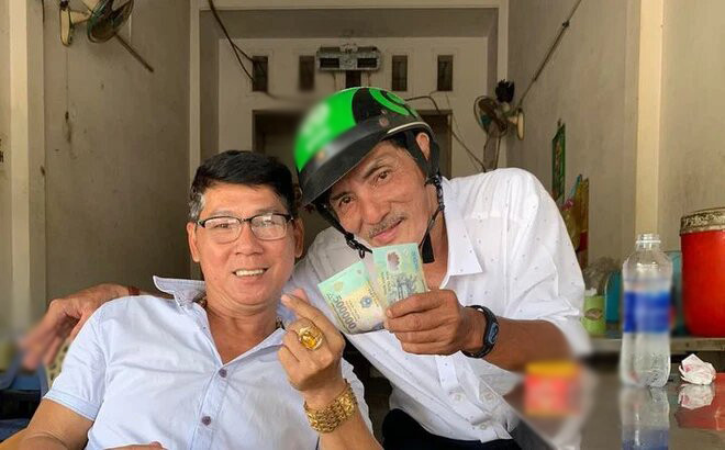 Thương Tín đã gặp gỡ những khách hàng quý mến mình, được tặng 1-2 triệu đồng.