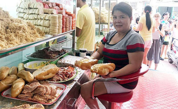 Bà Hoa bên xe bánh mì Huỳnh Hoa