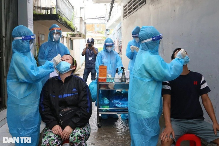 Người dân ở miền Tây được lấy mẫu xét nghiệm Covid-19 (Ảnh: HT).