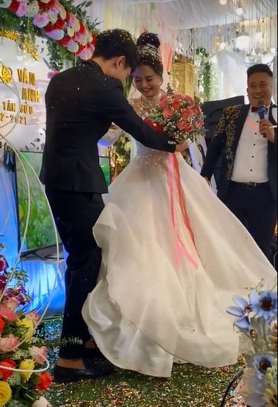 Dù đã đứng lên ghế nhưng cô dâu vẫn chưa cao bằng chú rể. 