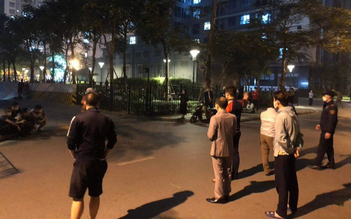 Sau tiếng động lớn, phát hiện bé trai tử vong dưới sân chung cư Goldmark City ở Hà Nội Ảnh 2