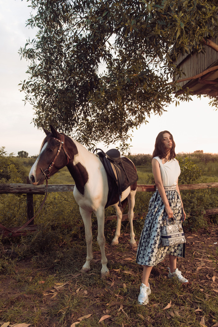 Thả dáng trên cánh đồng thảo nguyên lãng mạn, người đẹp diện đồ sang chảnh và hóa thành nàng thơ yêu kiều khi diện những thiết kế đến từ BST mới của thương hiệu Dior. 