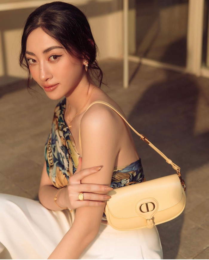 Cả 2 nàng Hậu đều “một chín một mười” khi so kè nhan sắc ở lần “đụng hàng” và truyền tải được hết tinh thần thời trang đẳng cấp của bản thân qua những shoot ảnh lần này.