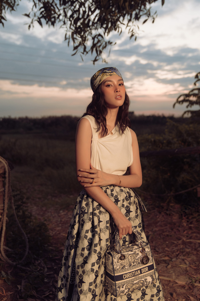 Có thể nói, với concept này, Tiểu Vy mang đến sức hút khó cưỡng trong bộ ảnh và với những phụ kiện Dior đi kèm lại một lần nữa tôn lên nét đẹp thời trang, đẳng cấp gấp nhiều lần của nàng Hậu sinh năm 2000. 