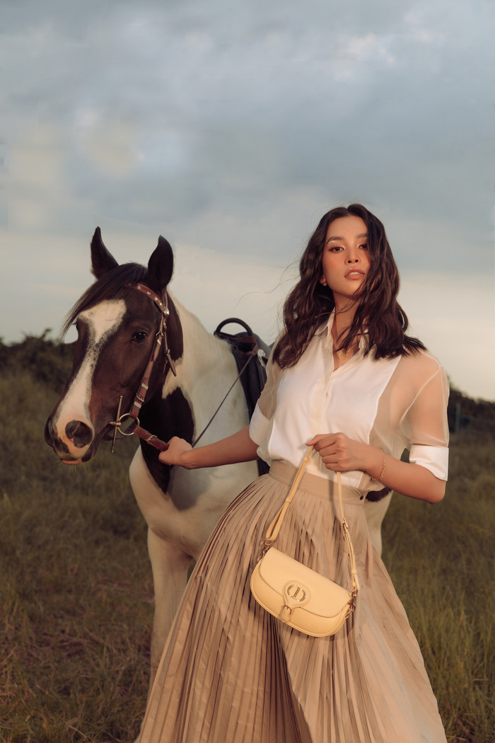  Xuất hiện trên những khung hình đẹp ngất ngây là hình ảnh của một Hoa Hậu Tiểu Vy hiện đại khi khéo léo phối hợp giữa giày thể thao năng động cùng với những chiếc váy xoè, xếp ly tiểu thư… tất cả đã tạo nên một tổng thể vô cùng hài hoà khi pha trộn giữa sự trendy, thời thượng nhưng vẫn cực kỳ sang chảnh! 