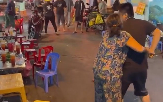Clip: Mặc mẹ già khuyên can đến kiệt sức, nam thanh niên vẫn hung hăng cầm dao đòi lao vào hỗn chiến Ảnh 2