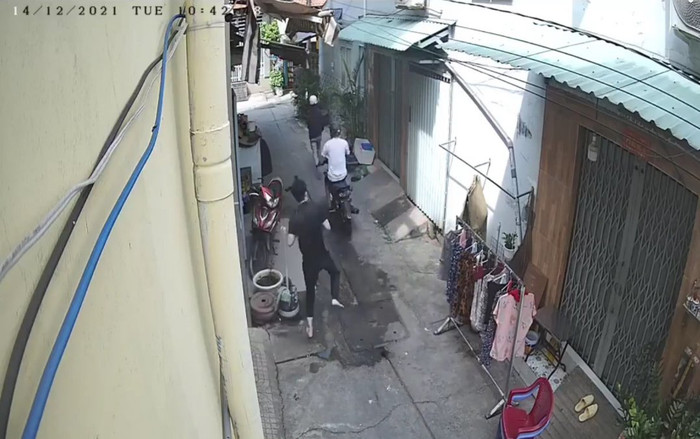 Clip: 2 tên trộm xe máy hốt hoảng 'co cẳng' bỏ chạy khi bị chủ nhà truy đuổi Ảnh 2