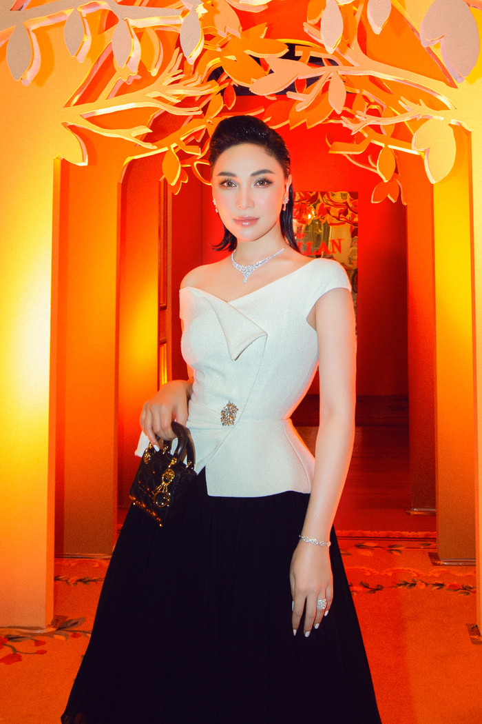 Quỳnh Thư diện bộ cánh ôm sát phần eo, với điểm nhấn là loạt trang sức đắt đỏ mang trên người.