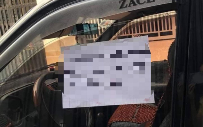 Đậu xe chắn cửa nhà người khác, tài xế ô tô lúc quay lại phải 'tái mặt' khi thấy tờ giấy treo ở cửa xe Ảnh 2