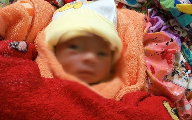 Phát hiện bé trai sơ sinh còn nguyên dây rốn bị bỏ rơi trong thùng rác Ảnh 2