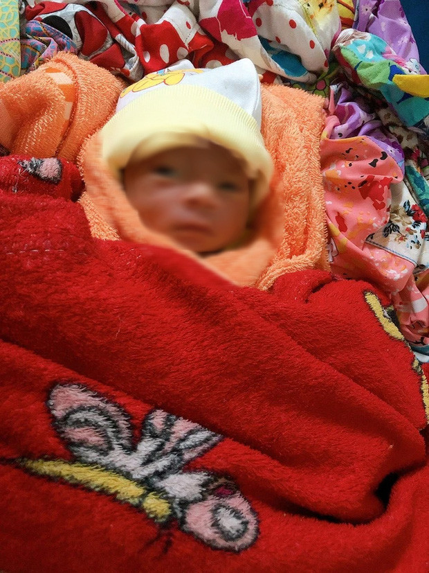 Bé trai được người dân phát hiện trong thùng rác. Ảnh: Pháp luật & Bạn đọc