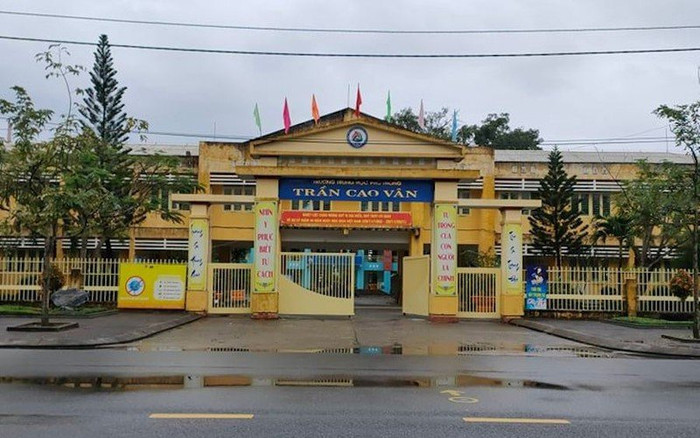 Nam sinh lớp 11 ở Quảng Nam tiêm liên tiếp 2 mũi vaccine phòng Covid-19 trong 10 phút Ảnh 2