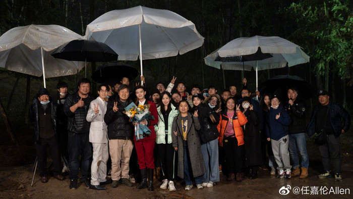 Phim 'Thỉnh quân' chính thức đóng máy: Lý Thấm dịu dàng, Nhậm Gia Luân soái khí ngời ngời Ảnh 4