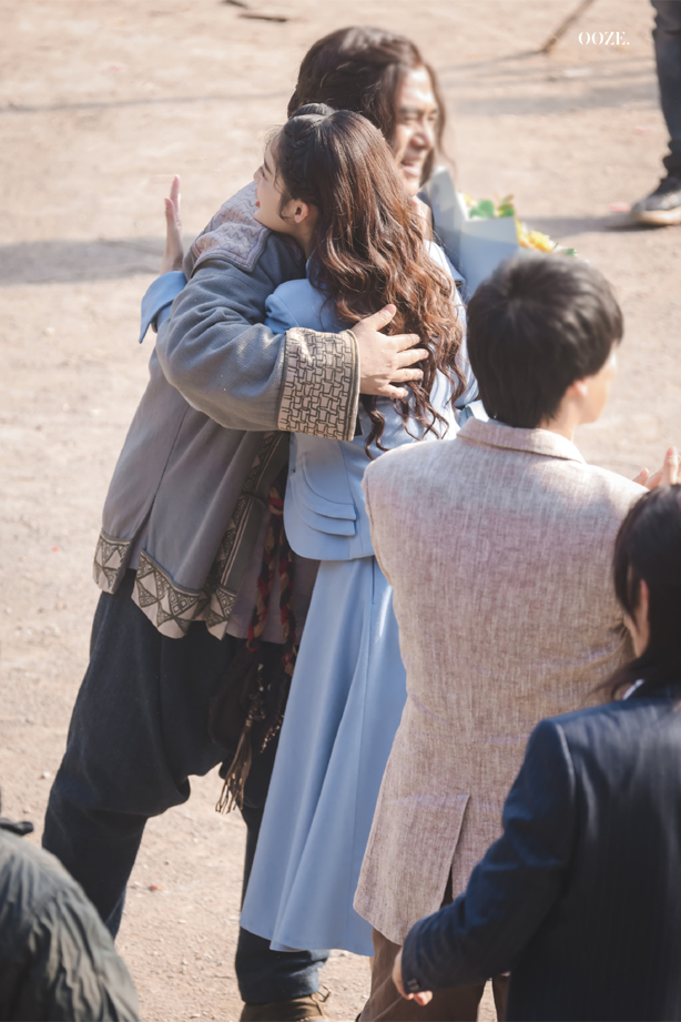 Phim 'Thỉnh quân' chính thức đóng máy: Lý Thấm dịu dàng, Nhậm Gia Luân soái khí ngời ngời Ảnh 10