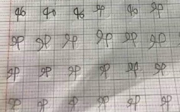 Nhìn vào vở tập viết của con, ông bố dở khóc dở cười với 'chữ bờ biến chứng và tật nguyền' Ảnh 2