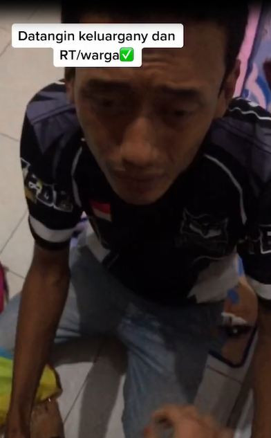 Anh chồng quỳ trên sàn nhà, khóc lóc xin vợ tha thứ khi bị phát hiện ngoại tình.