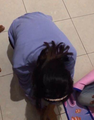 'Tiểu tam' khóc lóc, quỳ gối xin tha khi nghe 'chính thất' muốn nhường chồng cho mình. 