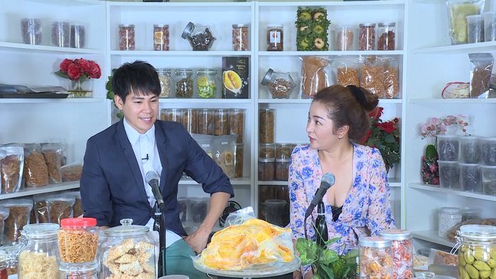 Ngoài đi hát, anh còn bán đồ ăn online.