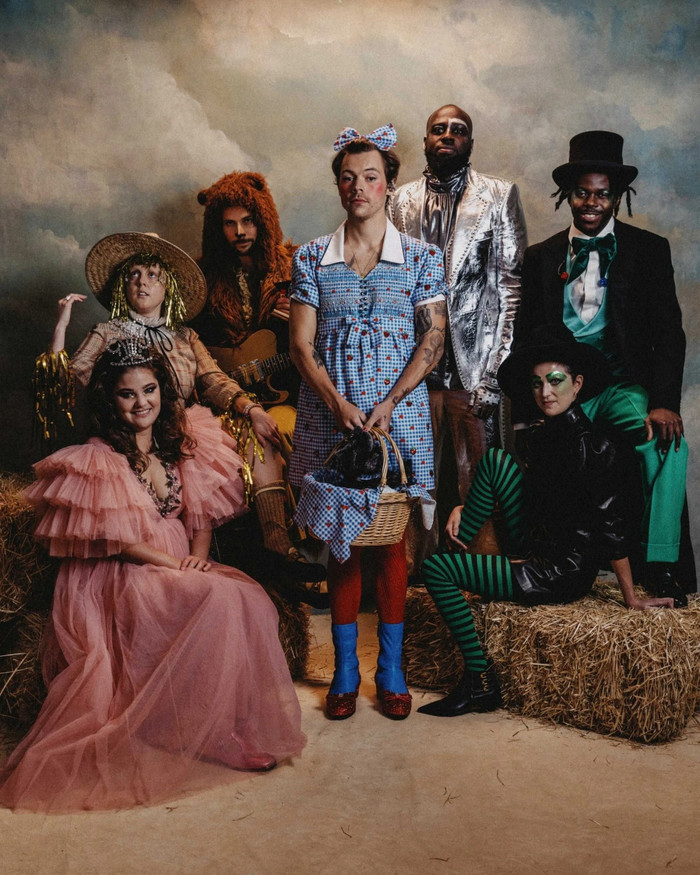 Trong buổi biểu diễn chủ đề Halloween hồi tháng 10, Harry Styles hóa thành nhân vật Dorothy trong 'The Wizard of Oz'. Nam ca sĩ người Anh diện váy của Gucci, phối tất, giày búp bê và nơ cài tóc. Ngoài tài năng ca hát, Harry Styles được biết đến với những lựa chọn thời trang phá vỡ rào cản về giới tính. 