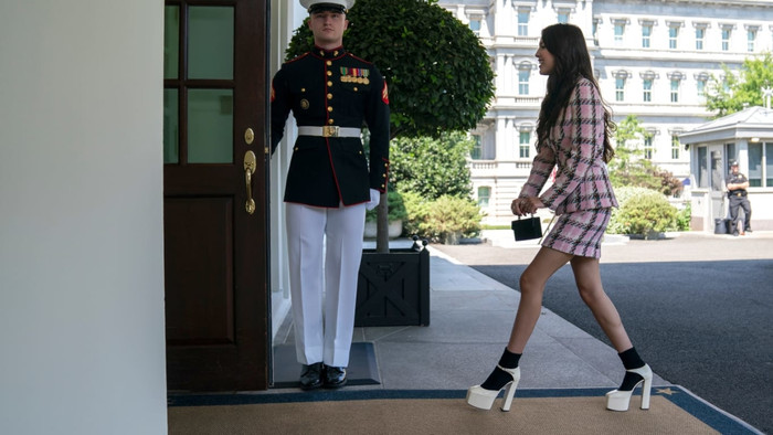 Hồi tháng 7, Olivia Rodrigo đến thăm Nhà Trắng để kêu gọi giới trẻ tiêm vaccine phòng ngừa Covid-19. Nữ ca sĩ chọn suit vintage bằng vải tweed của Chanel được may từ năm 1995. Cô kết hợp với tất cổ cao và giày platform trắng. Hình ảnh gần gũi nhưng cũng thể hiện tinh thần mạnh mẽ của cô được đánh giá cao.