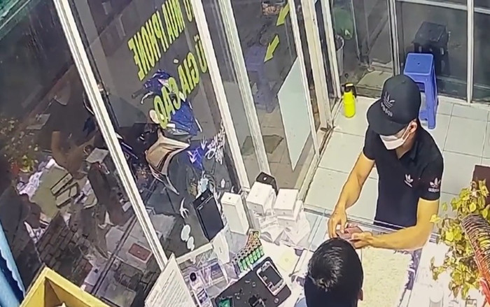 Clip: Nam thanh niên vờ mua iPhone 13 rồi bất ngờ bỏ chạy, kéo lê chủ tiệm cả chục mét Ảnh 2