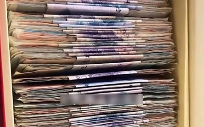 Dọn nhà thì phát hiện 'quỹ đen' của chồng trong ngăn tủ lạ, vợ có cách hành xử khiến ai cũng nể phục Ảnh 2