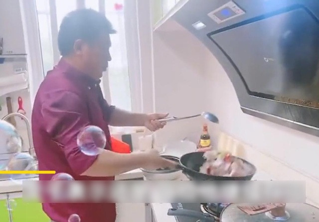 Dọn nhà thì phát hiện 'quỹ đen' của chồng trong ngăn tủ lạ, vợ có cách hành xử khiến ai cũng nể phục Ảnh 2