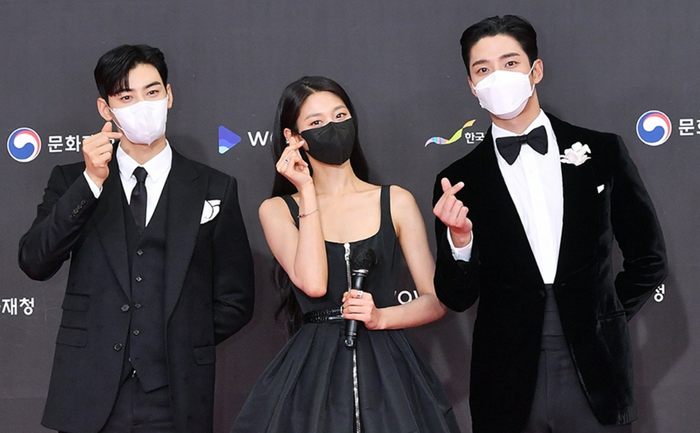 Bộ ba Cha Eun Woo - Seolhyun - Rowoon khiến dân tình náo loạn trước visual 'đỉnh của đỉnh' khi làm MC Ảnh 4