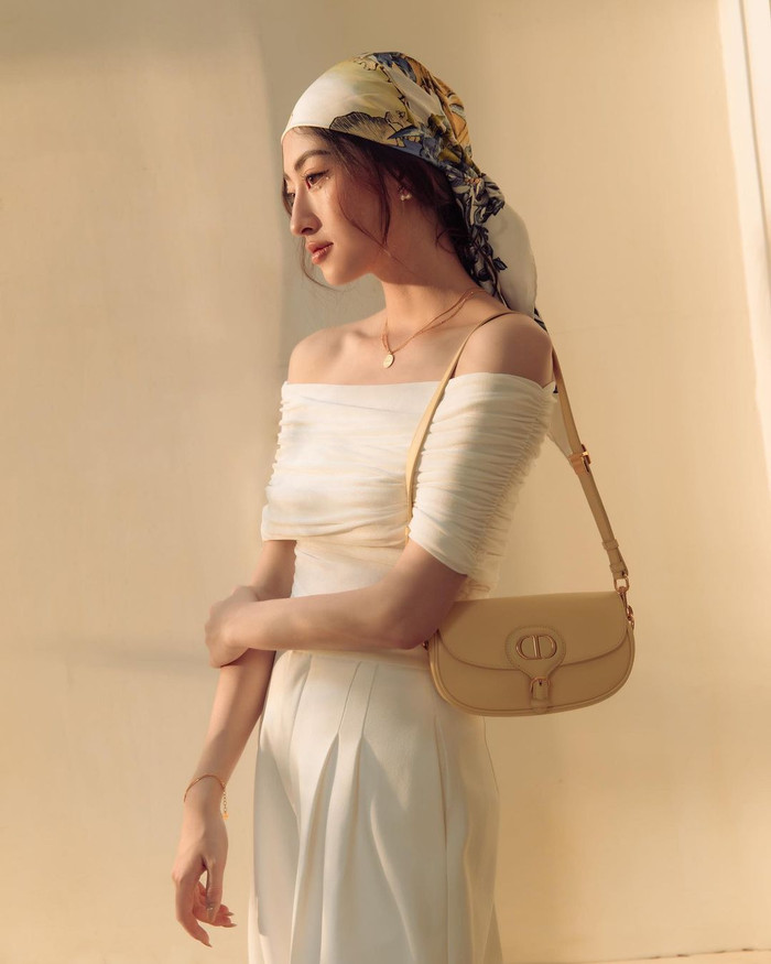 Xu hướng buộc khăn đang lên ngôi nhưng tại Việt Nam, hiếm có nàng Hậu nào thử nghiệm bởi độ kén của nó, Lương Thùy Linh là một trong số những mỹ nhân khác biệt.