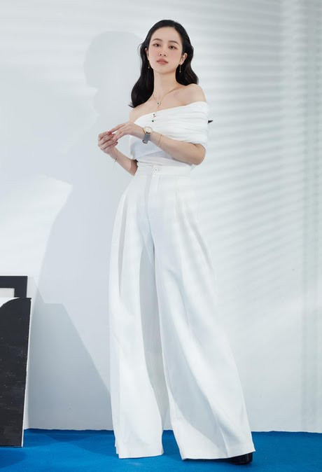 Jun Vũ cũng không ngại đụng hàng cùng các nàng Hậu. Việc đóng thùng và chọn quần dài che chân đã giúp làm tôn thêm chiều cao của cô. 