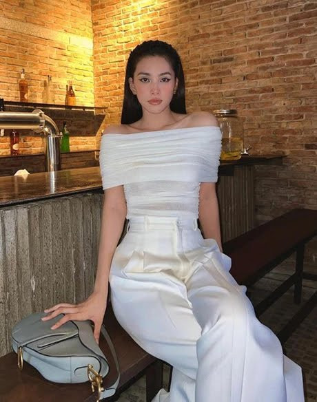 Cùng tuổi với Lương Thùy Linh, nhưng Tiểu Vy lại có cách mix khác, mang đến vẻ đẹp nhẹ nhàng, tiểu thư. 