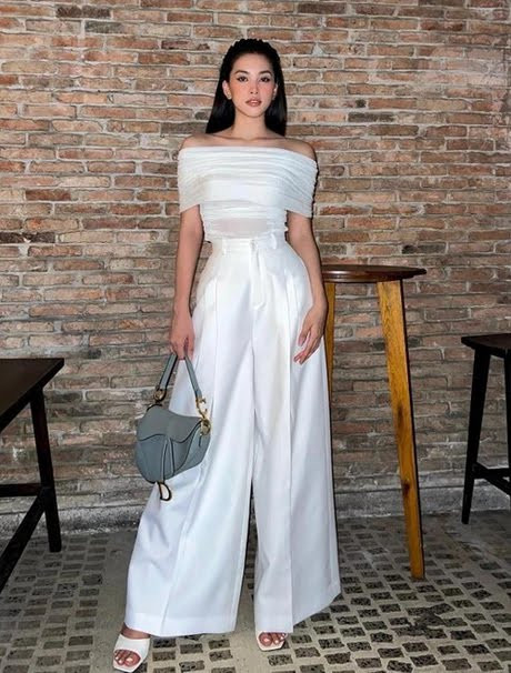 Chân dài mix cùng túi Dior Saddle làm điểm nhấn, tăng độ thời thượng, đắt giá cho tổng thể. 