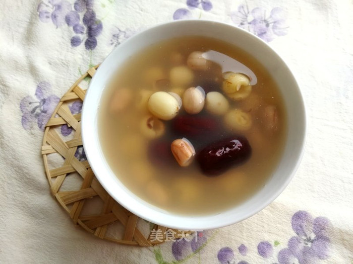Canh đậu phộng, táo đỏ, hạt sen vừa giúp chị em ngăn ngừa lão hóa, vừa giúp nam giới bổ thận tráng dương.