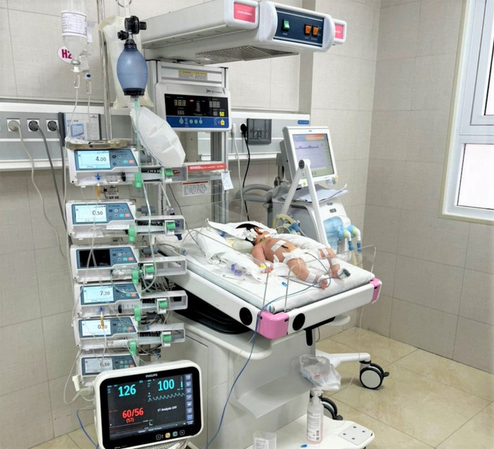 Các bác sĩ điều trị cho trẻ.